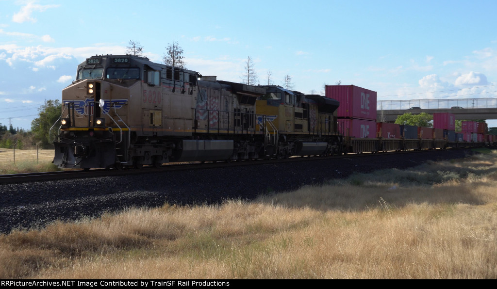 UP 5820 Leads the INPOA 15